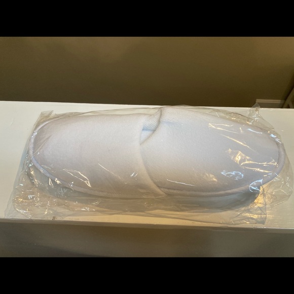 NEW Wynn Resort Slippers - Picture 1 of 2